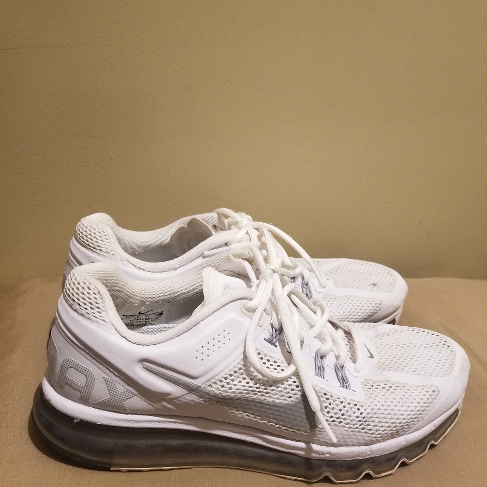 Tennis shoes